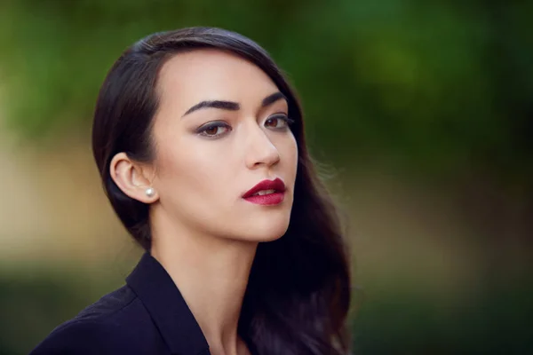 Classicamente feminina. Retrato ao ar livre de uma jovem mulher elegante em um terno feminino. — Fotografia de Stock