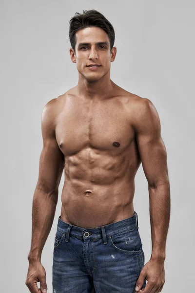 Ha il corpo perfetto. Un bel giovane uomo senza maglietta in posa in studio. — Foto Stock