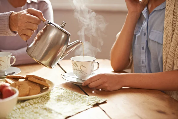 Thé avec grand-mère... c'est le meilleur. Plan recadré d'une jeune femme séduisante rendant visite à sa grand-mère pour le thé. — Photo