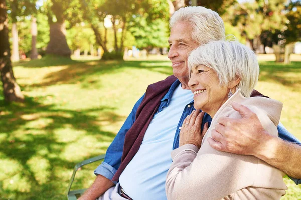 Compromiso que dura toda la vida. Foto de una feliz pareja de ancianos en el parque. — Foto de Stock