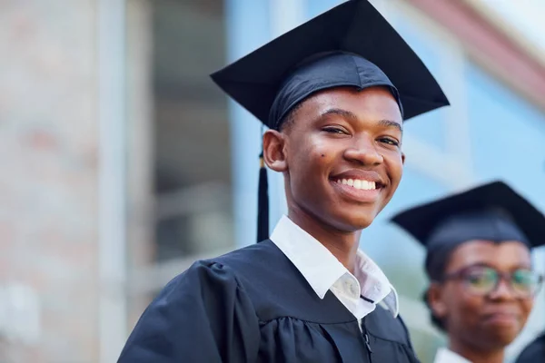 J'ai attendu longtemps ce moment. Portrait d'un étudiant masculin heureux debout à l'extérieur le jour de son diplôme. — Photo