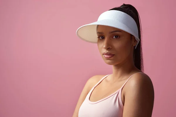 Het gaat allemaal om gezondheid. Gesneden portret van een aantrekkelijke en sportieve jonge vrouw poseren in studio tegen een roze achtergrond. — Stockfoto