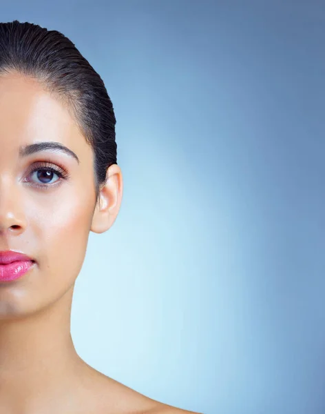 Une peau cristalline. Portrait studio d'une belle jeune femme posant sur un fond bleu. — Photo