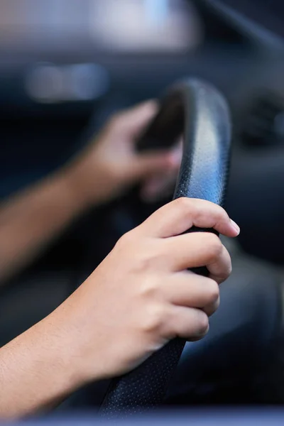 Direction dans la bonne direction. Prise de vue des mains sur un volant en conduisant. — Photo