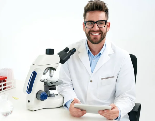 Främja medicinsk vetenskap och praktik. Porträtt av en manlig forskare som arbetar i ett labb. — Stockfoto