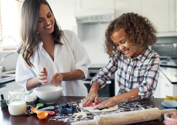 De vrijheid van adolescentie. Shot van een schattig klein meisje bakken met haar moeder thuis. — Stockfoto