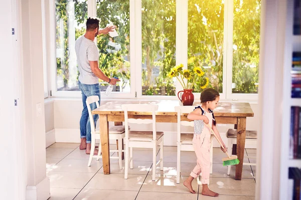 Casas mais limpas são casas mais felizes. Tiro de um pai e sua filha fazendo tarefas juntos em casa. — Fotografia de Stock