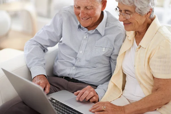 Samen technologie leren kennen. Een ouder stel thuis met een laptop. — Stockfoto
