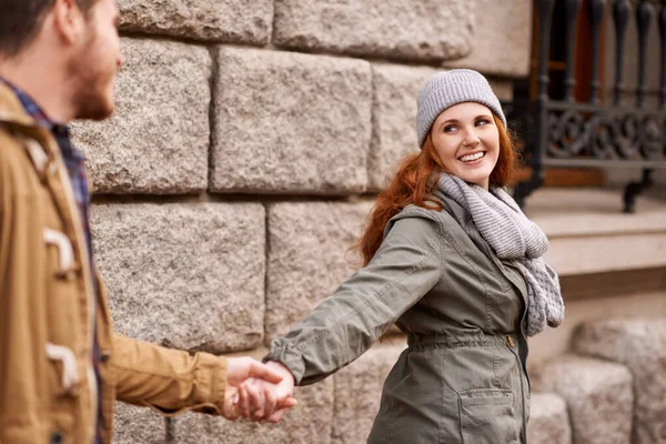 愛は空気中にあります。都市部を一緒に歩く幸せな若いカップルのショット. — ストック写真