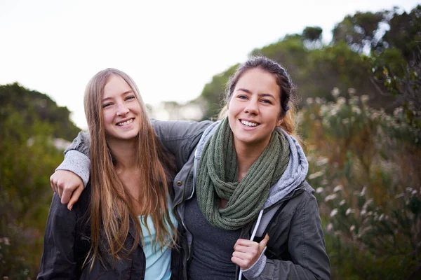 Uwielbiamy wędrówki w weekendy. Portret dwóch atrakcyjnych młodych wędrownych kobiet na świeżym powietrzu. — Zdjęcie stockowe