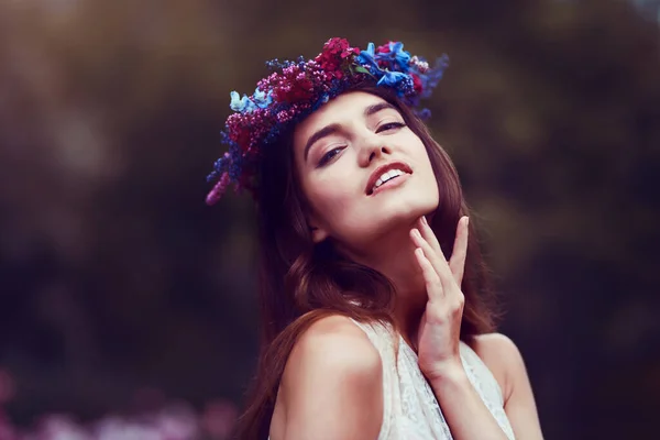 どれだけ美しいか。花の頭の花輪を身に着けている美しい若い女性の肖像画屋外. — ストック写真