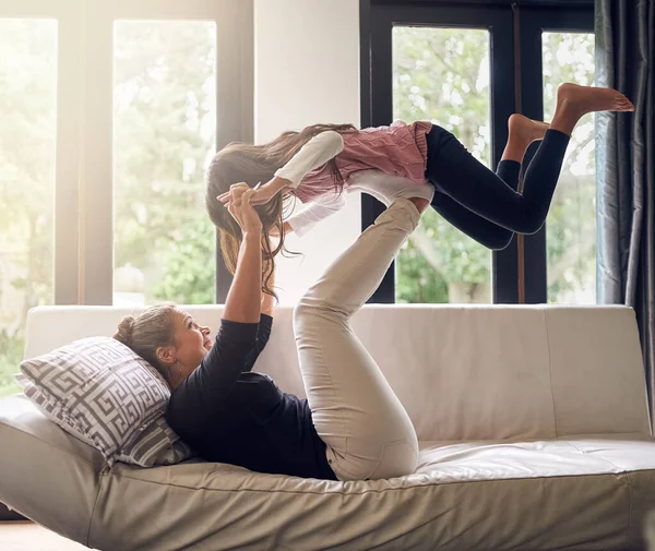 Tieniti forte. Girato di una madre e una figlia divertirsi a casa. — Foto Stock