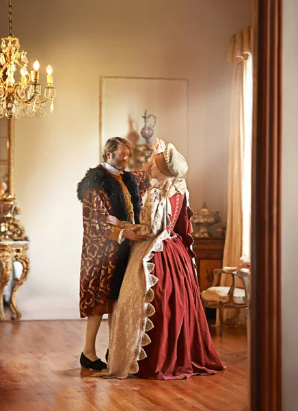 Compartiendo un momento tierno. Un rey y una reina bailando juntos en su palacio. — Foto de Stock