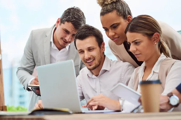 Kommer tillsammans på ett nytt projekt. Beskuren bild av en grupp affärsmän samlades runt en bärbar dator under ett möte i styrelserummet. — Stockfoto