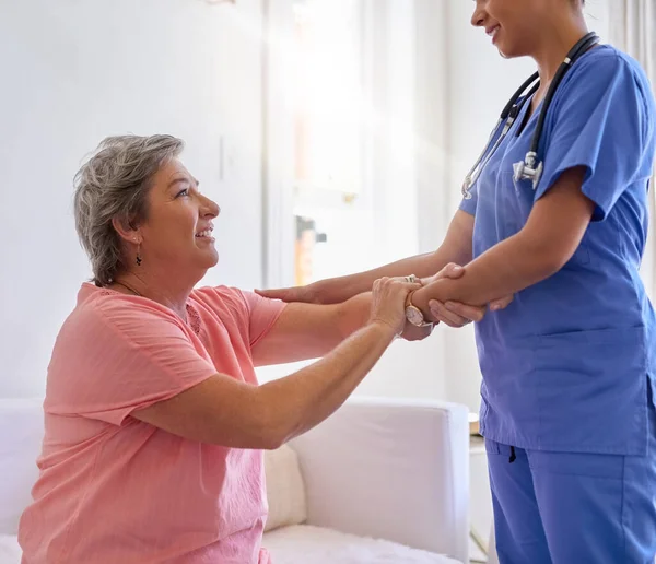 Ze is een grote hulp. Gehakte foto van een verzorger die een oudere patiënt assisteert in een verpleeghuis. — Stockfoto