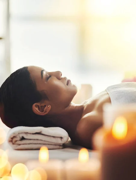 De afterglow van een hele goede massage. Shot van een aantrekkelijke jonge vrouw ontspannen op een massagetafel in een spa. — Stockfoto