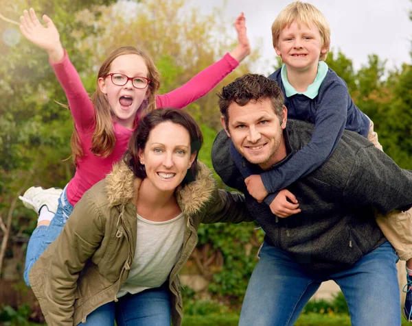We houden van familieweekenden. Portret van een jong gezin dat samen buiten staat. — Stockfoto
