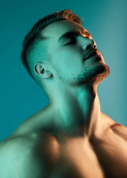 Há algo de sedutor na personalidade dele. Estúdio tiro de um jovem bonito posando contra um fundo azul. — Fotografia de Stock