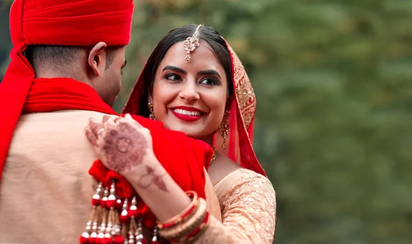 Kralımla evlendim. Genç bir Hindu çiftin düğün günlerinde çekilmiş bir fotoğrafı.. — Stok fotoğraf