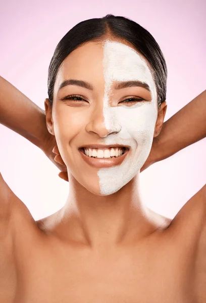 La piel sin poros es una sesión de mimos de distancia. Estudio de una atractiva joven que tiene un facial sobre un fondo rosa. — Foto de Stock