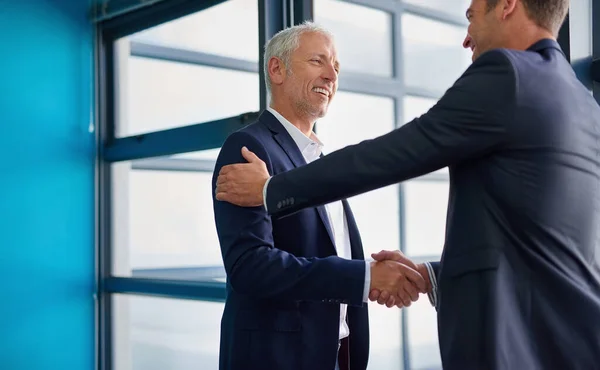 Здорово, что ты с нами. Обрезанный снимок двух бизнесменов, пожимающих руки в холле. — стоковое фото
