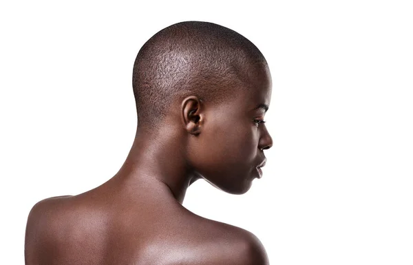 De vuelta a lo básico. Estudio de una hermosa joven africana aislada en blanco. —  Fotos de Stock