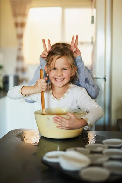 Plezier mengen met herinneringen. Gesneden schot van twee jonge broers en zussen hebben plezier tijdens het bakken samen thuis. — Stockfoto
