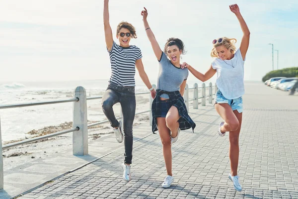 Were enjoying the summer feels. Shot of three friends spending the day together on a sunny day. — ストック写真