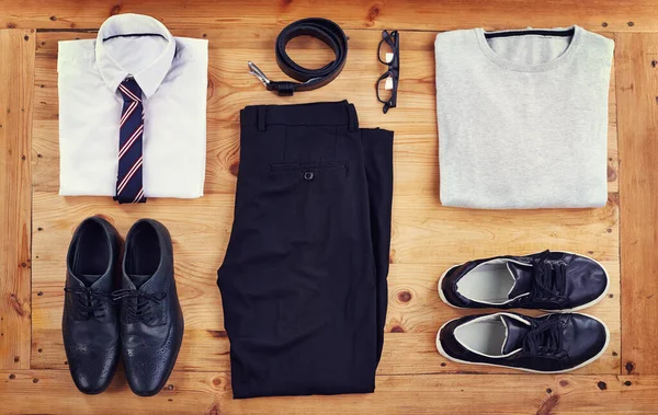 Inteligente ou casual. Tiro de ângulo alto de uma roupa inteligente e casual colocada em uma mesa de madeira. — Fotografia de Stock