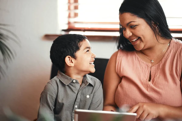 ¿Quieres ver mi caricatura favorita conmigo, mami? Fotografía de una madre y su hijo pequeño usando una tableta digital juntos en casa. —  Fotos de Stock