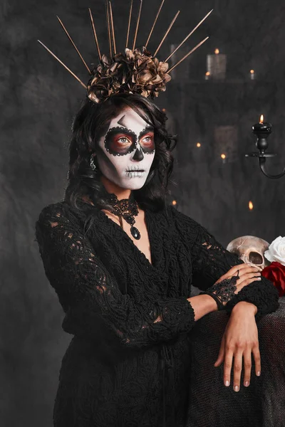 Het is meer dan een traditie. Gehakt schot van een aantrekkelijke jonge vrouw gekleed in haar Mexicaanse stijl halloween kostuum. — Stockfoto