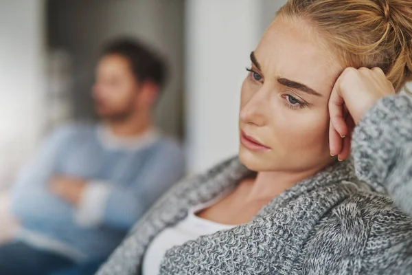 ¿Cómo vuelvo a encarrilar mi matrimonio? Recortado disparo de una infeliz joven pareja después de una pelea en casa. — Foto de Stock