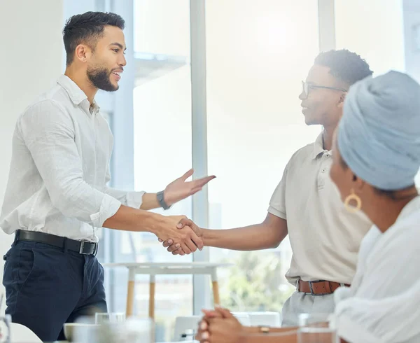 E 'bello averti finalmente qui. Colpo ritagliato di due bei giovani uomini d'affari che si stringono la mano durante una riunione in sala riunioni. — Foto Stock