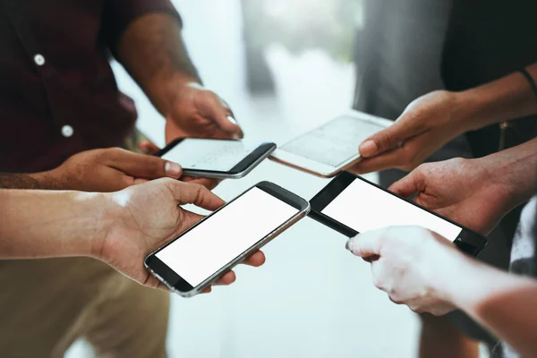 Millennials machen es mit smarten Apps möglich. Schnappschuss einer Gruppe von Geschäftsleuten, die gemeinsam ihre Mobiltelefone benutzen. — Stockfoto