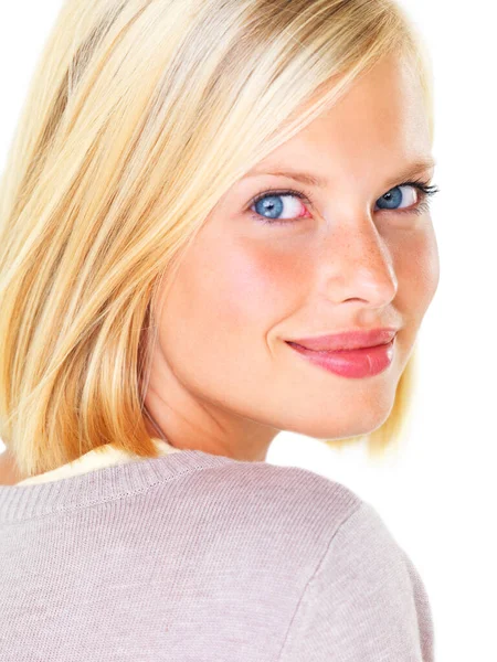Naturlig och fräsch skönhet. Vacker ung blond kvinna ler glatt mot en vit bakgrund. — Stockfoto