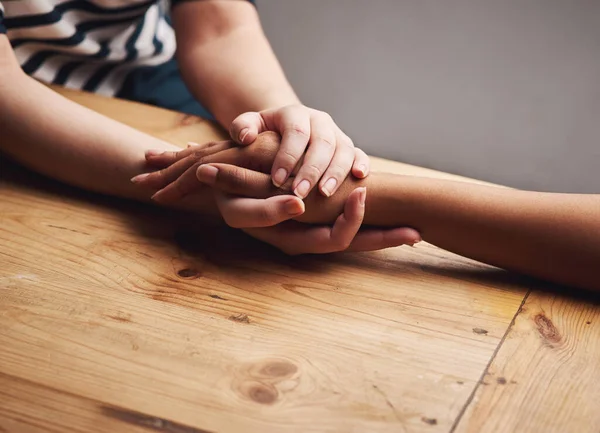 Sono qui per sostenerti. Colpo di due persone che si tengono per mano nel comfort. — Foto Stock