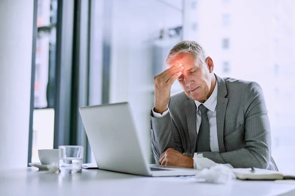 Είναι πονοκέφαλος λόγω άγχους. Φωτογραφία ενός ώριμου επιχειρηματία που υποφέρει από πονοκέφαλο στο γραφείο.. — Φωτογραφία Αρχείου
