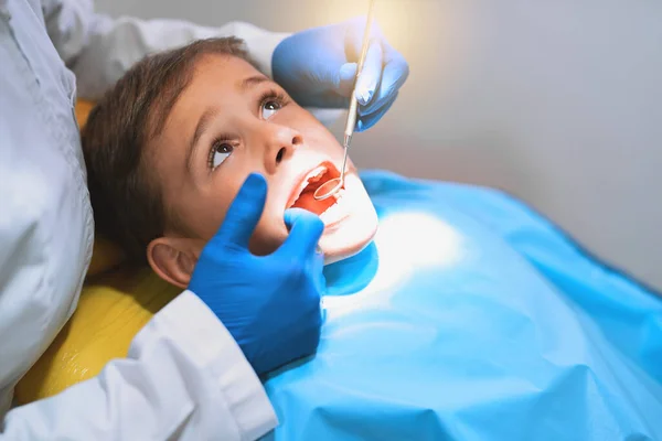 Cerca solo di stare ferma, mia cara. Girato di un ragazzino sdraiato su una sedia da dentista mentre riceveva un controllo dal dentista. — Foto Stock