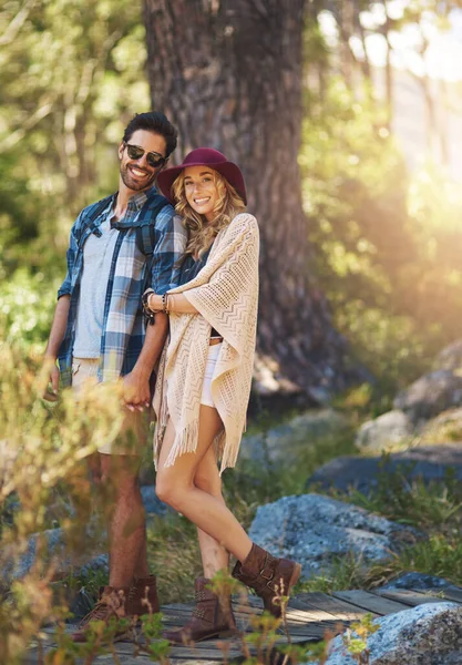 Vi älskar naturen. Fullständigt porträtt av ett kärleksfullt ungt par under en vandring. — Stockfoto