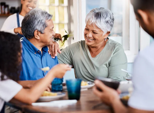 We waren in gezelschap. Shot van een gelukkig gezin die samen lunchen thuis. — Stockfoto