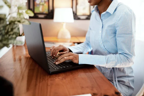 Fique ligado à sua rede profissional online. Tiro cortado de uma mulher de negócios usando um laptop em sua mesa. — Fotografia de Stock