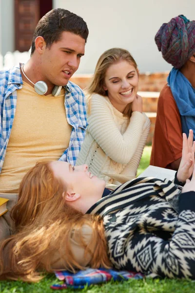 Het nemen van een pauze is belangrijk om de studie blues te voorkomen. Shot van een student ontspannen buiten met haar vrienden. — Stockfoto