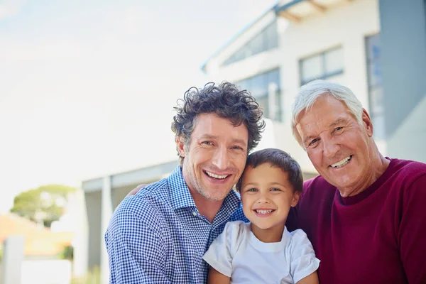 A visitar o avô. Retrato recortado de um homem de pé do lado de fora com seu pai e filho. — Fotografia de Stock