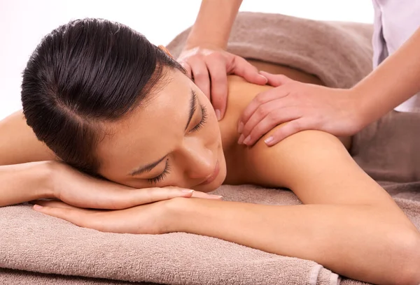 Der Stress ist weg. Aufnahme einer schönen jungen Frau, die eine entspannende Massage genießt. — Stockfoto