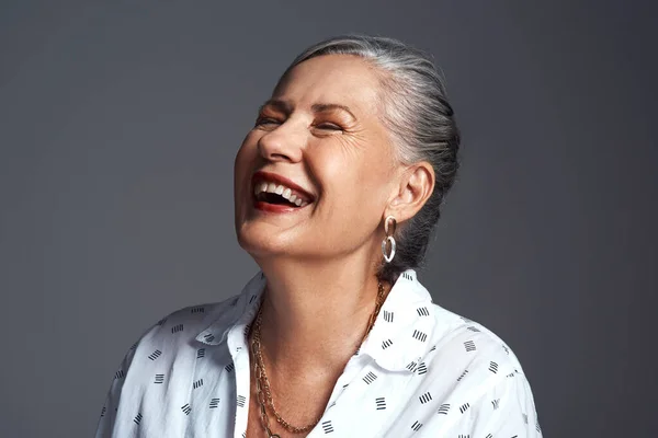 Tu estado de ánimo depende de ti. Foto de estudio de una mujer mayor posando sobre un fondo gris. — Foto de Stock
