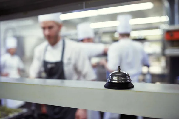 Servicio. Foto de chefs preparando un servicio de comidas en una cocina profesional. —  Fotos de Stock