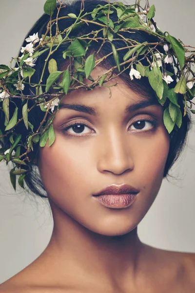Tudo natural. Retrato de estúdio de uma bela jovem usando uma coroa de flores na cabeça. — Fotografia de Stock