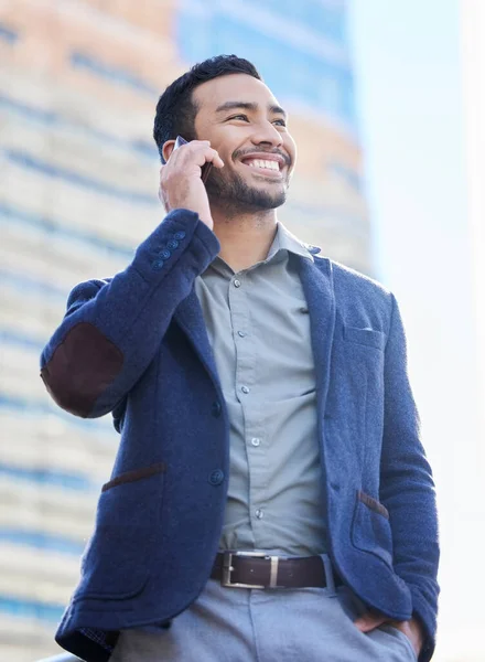 Estás a fazer-me um grande favor. Tiro de um belo jovem empresário usando um smartphone para fazer uma chamada. — Fotografia de Stock