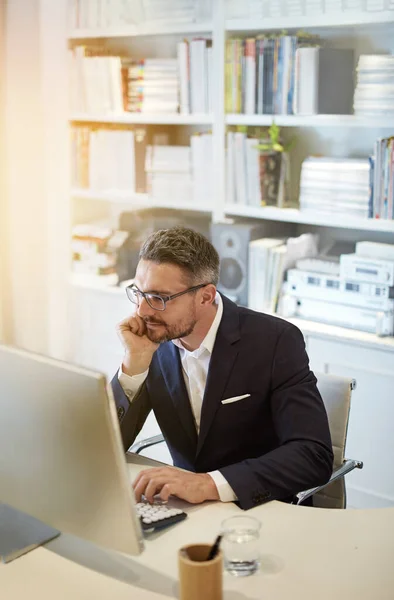 Sucesso é algo que você tem que ganhar.... Tiro de um homem de negócios trabalhando em seu computador em um escritório. — Fotografia de Stock