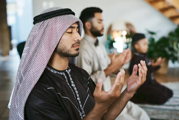 感謝の心で祈りなさい。イスラム教徒の男性家族のグループのショット一緒に祈る. — ストック写真